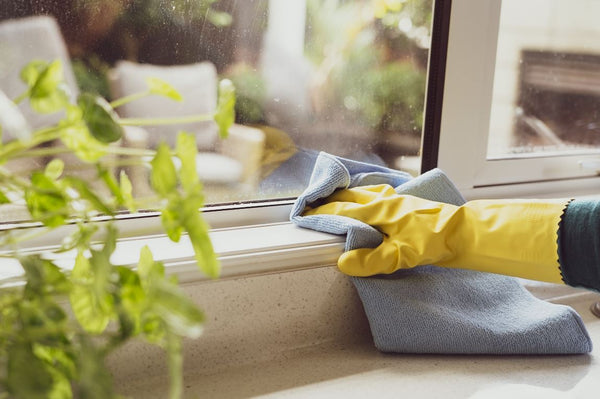 BLOG: What Products To Use When Dusting? Microfibre Cloths vs. Dusters
